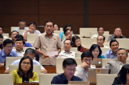 Đại biểu Quốc hội Phạm Văn Hòa (Đồng Tháp) phát biểu tại hội trường