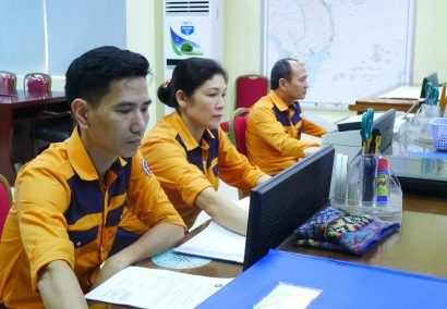  Với đặc thù công việc, các cán bộ của Trung tâm Tìm kiếm cứu nạn Hàng hải Việt Nam luôn phải trực 24/24. Ảnh: HM.