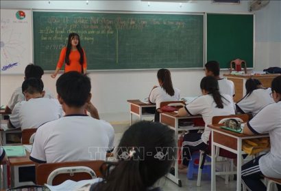 Cô Trần Thị Hà My (một trong 11 giáo viên tình nguyện ra đảo năm học 2018-2019) trong giờ dạy môn Lịch sử.