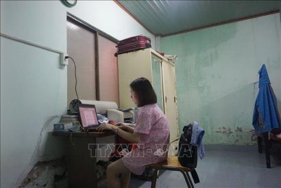  Phòng của cô Phạm Thị Thu Sâm (một trong 11 giáo viên tình nguyện ra đảo năm học 2018-2019) tại nhà công vụ bị xuống cấp, trần nhà thấm dột khi trời mưa.