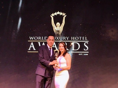 Đại diện của Premier Village Danang Resort tại lễ trao ggiariWorld Luxury Hotel Awards
