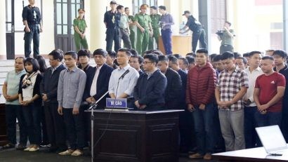  Các bị cáo trong phần kiểm tra căn cước tại tòa