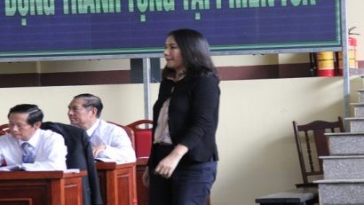  Bị cáo Lưu Thị Hồng được mời lên bục khai báo