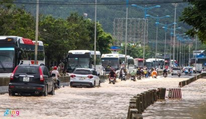  Mưa ngập đã gây ách tắc trên đại lộ Nguyễn Tất Thành nối từ TP Nha Trang đi sân bay Cam Ranh. Ảnh Zing
