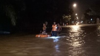  Các lực lượng cứu hộ vận chuyển người dân ra khỏi vùng ngập lụt. (Ảnh: Hải Âu/Vietnam+)