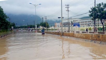 Đại lộ Nguyễn Tất Thành nối TP Nha Trang và sân bay Cam Ranh (Khánh Hòa) bị ngập sâu do mưa lũ. Ảnh: Bình Minh.