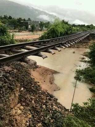  Do ảnh hưởng của bão số 9 khiến tuyến đường sắt qua Ninh Thuận bị tê liệt.