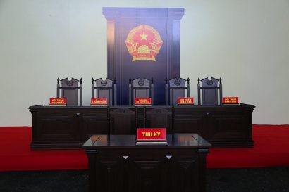  HĐXX có 5 người với sự điều hành của chủ tọa Nguyễn Thị Thuỳ Hương - Chánh toà kinh tế, TAND tỉnh Phú Thọ (Ảnh: VnExpress).