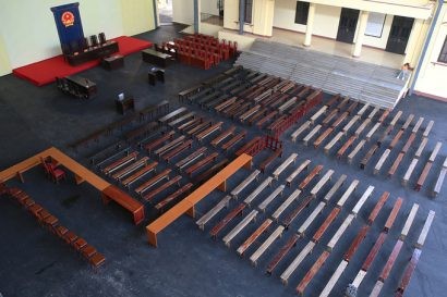  Khoảng sân rộng chừng 1.000 m2 nằm giữa ba tòa nhà xếp hình chữ U được lợp mái tôn sẽ là phòng xử án lưu động trong 20 ngày (Ảnh: VnExpress).