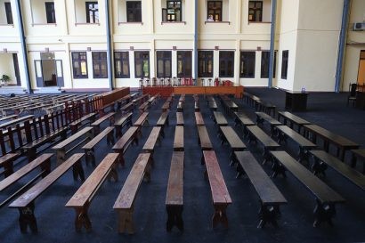  Khoảng 120 băng ghế dài được xếp ngay ngắn (Ảnh VnExpress).