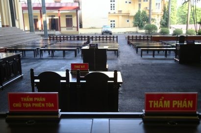 10 ngày qua, gần hết cán bộ, nhân viên tòa được huy động để dọn dẹp; sắp xếp, lắp đặt bàn ghế, trang thiết bị (Ảnh: VnExpress).