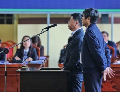 Bị cáo Nguyễn Văn Dương và Nguyễn Thanh Hóa đối chất tại tòa - Ảnh: NAM TRẦN