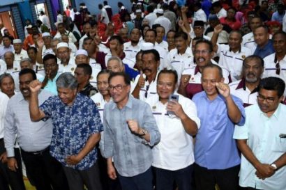  Nghị sỹ Datuk Seri Anwar Ibrahim (thứ tư từ phải sang, hàng đầu) tại Cảng Dickson. Ảnh: Bernama