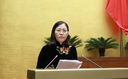  Chủ nhiệm Ủy ban Tư pháp Lê Thị Nga trình bày Báo cáo thẩm tra