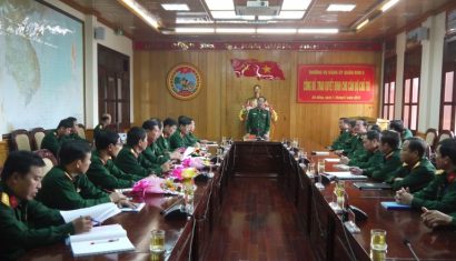   Một buổi công bố, trao quyết định cho cán bộ chủ trì của Thường vụ Đảng ủy Quân khu 5.
