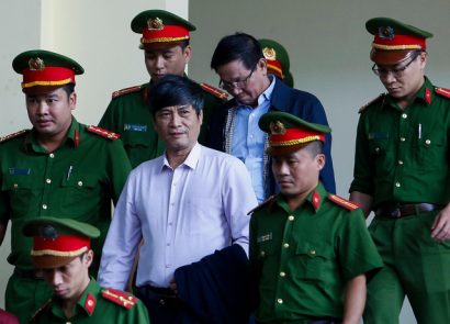 Các chiến sĩ công an dẫn giải Phan Văn Vĩnh và Nguyễn Thanh Hóa đến phiên toà ở Phú Thọ ngày 13/11/2018
