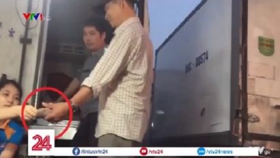  Các tiểu thương phải nộp tiền cho người thu tiền bảo kê. Ảnh cắt từ clip VTV