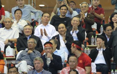 Thủ tướng Nguyễn Xuân Phúc cùng nhiều đồng chí lãnh đạo Đảng, Nhà nước tới sân vận động Mỹ Đình chứng kiến trận bán kết AFF Cup giữa đội tuyển Việt Nam và đội tuyển Philippines, tối 6/12 (ảnh: VGP).