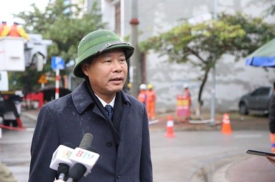 Ông Lê Minh Tuấn - Phó Tổng giám đốc Tổng công ty Điện lực miền Bắc tại hiện trường triển khai công tác sửa chữa điện Hotline trên đường dây đang mang cấp điện áp 22kV tại Bắc Ninh