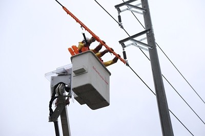 Thực hiện công tác sửa chữa điện Hotline trên đường dây đang mang cấp điện áp 22kV