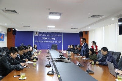 Ông Đỗ Tiến Hùng - Phó Giám đốc Công ty Điện lực Bắc Ninh trả lời câu hỏi của phóng viên