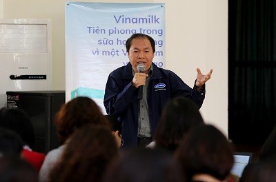 Ông Phan Ngọc Hoan – Giám đốc Phòng phát triển đối tác cộng đồng Vinamilk trả lời các thắc mắc của đại biểu.