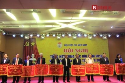  Tặng Cờ thi đua của Hội Luật gia Việt Nam cho các tập thể có thành tích xuất sắc tiêu biểu.