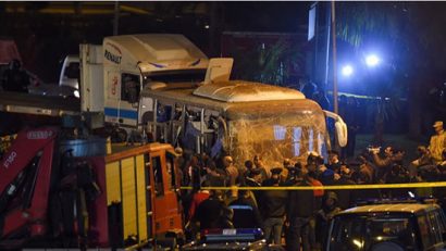 Ba du khách Việt Nam đã thiệt mạng và 10 người bị thương khi một thiết bị nổ tự chế được kích hoạt ven đường vào thời điểm chiếc xe buýt chở 14 du khách Việt Nam đang di chuyển trên tuyến phố El-Maryoutiya thuộc quận Haram, tỉnh Giza, nơi có quần thể Kim tự tháp nổi tiếng của Ai Cập