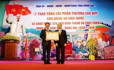 Ông Trần Bá Dương và THACO nhận Huân chương Lao động hạng Nhất.