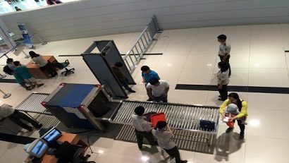  Hành khách làm thủ tục soi chiếu tại các sân bay để chuẩn bị đi du lịch nước ngoài.
