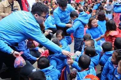 40 chiếc áo ấm dành tặng cho các em Trường mầm non Tà Lành trong ngày khánh thành trường học