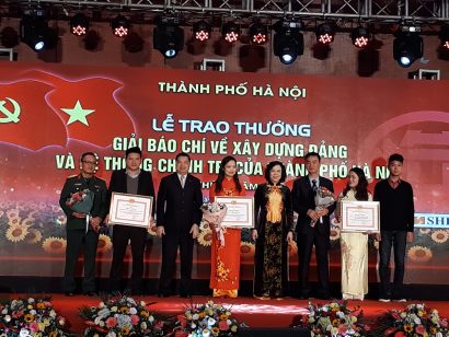  Bà Ngô Thị Thanh Hằng, Uỷ viên Trung ương Đảng, Phó Bí thư Thường trực Thành uỷ trao giải cho các tác giả đạt giải báo chí về xây dựng Đảng
