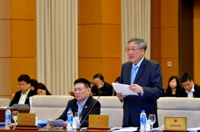  Chánh án TANDTC Nguyễn Hòa Bình trình bày Tờ trình đề nghị xây dựng Luật Hòa giải, đối thoại tại Tòa án