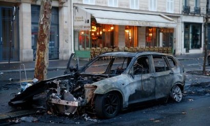  Một chiếc xe bị đốt trong cuộc bạo loạn 