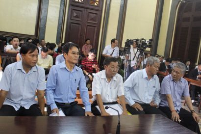  Cựu Phó Thống đốc Ngân hàng Nhà nước Đặng Thanh Bình (ngoài cùng bên phải) và các thuộc cấp tại phiên tòa sơ thẩm.