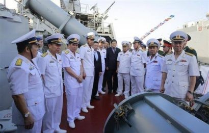 Ngày 6/2/2018, tại quân cảng Cam Ranh (Khánh Hòa) tổ chức trọng thể Lễ thượng cờ cho 2 tàu Hộ vệ tên lửa 015-Trần Hưng Đạo và 016-Quang Trung. Ảnh: TTXVN