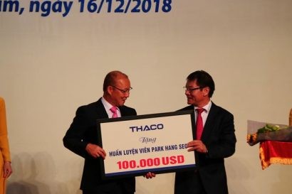  Ông Trần Bá Dương trao 100.000 USD cho cá nhận ông Park Hang Seo