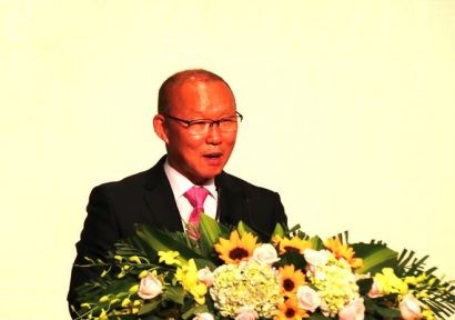 Ông Park Hang Seo phát biểu và trao lại số tiền thưởng cho Quỹ phát triển tài năng bóng đá Việt Nam và người nghèo