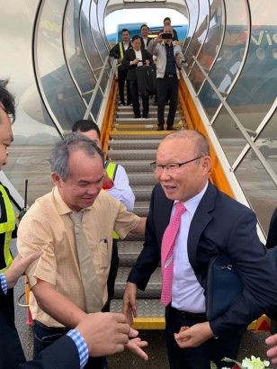  Ông Park Hang Seo được bầu Đức đón tại sân bay Chu Lai Quảng Nam