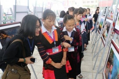  Học sinh các dân tộc và nhân dân tham quan triển lãm ảnh “Quan hệ đặc biệt Việt Nam - Lào, những chặng đường vinh quang”.