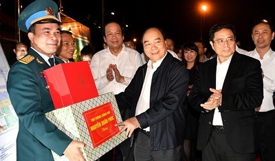Thủ tướng tặng quà cho tập thể cán bộ Cảng hàng không Thọ Xuân