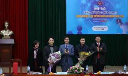 Phó Chủ tịch Tổng LĐLĐ Việt Nam Ngọ Duy Hiểu tặng hoa chúc mừng các tài trợ có mặt tại buổi họp báo