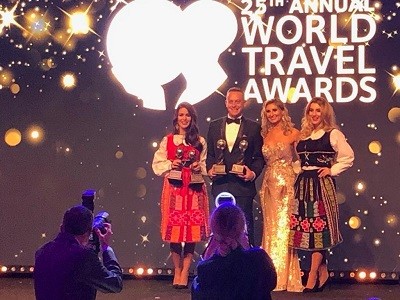 Ông Ty Collins Tổng quản lý JW Marriott Phu Quoc Emerald bay resort nhận giải thưởng tại lễ trao giải WTA 2018