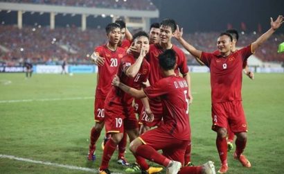  Quang Hải đã xuất sắc tận dụng đường căng ngang của Văn Đức để mở tỉ số trận đấu ở 10 phút cuối trận.