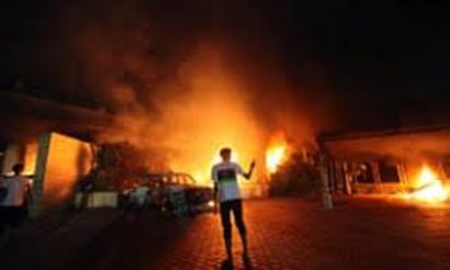 Cảnh đốt phá Lãnh sự quán Mỹ ở Benghazi.