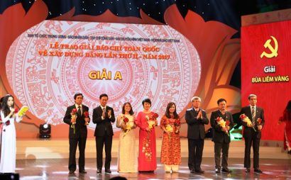 Đồng chí Trần Quốc Vượng và đồng chí Võ Văn Thưởng trao Giải A cho các tác giả vào năm 2017.