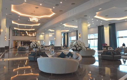 Đá marble FLCSTONE hồng xanh vân mây tôn lên vẻ đẹp sang trọng cho sảnh khách sạn FLC Grand Hotel Ha Long