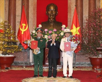  Tổng Bí thư, Chủ tịch nước Nguyễn Phú Trọng trao Quyết định phong quân hàm Đại tướng và tặng hoa chúc mừng các ông Tô Lâm (phải), Lương Cường (trái) - Ảnh: TTXVN