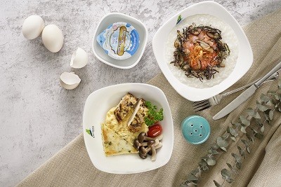 Món trứng tráng lá hẹ, gà nướng lá thơm, bánh khoai tây, cà chua bi, nấm thủy tiên