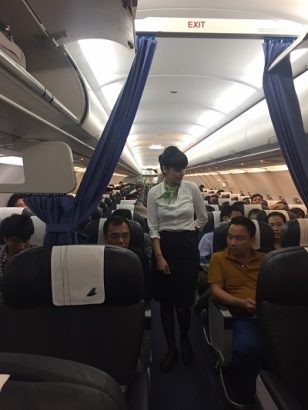 Hành khách đầu Sài Gòn đang rất nhộn nhịp và hào hứng chờ đón chuyến bay đầu tiên